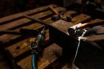 Обрізати крупним планом молоток лежить на металевому ковадлі на ливарному заводі — стокове фото