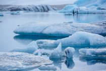 Лед, плавающий в озере — стоковое фото