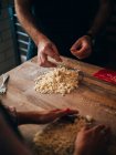 Cocinar preparar pasta en la cocina - foto de stock
