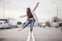 Female dancer dancing on one leg — Stock Photo