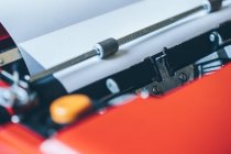 Folha de papel em branco inserida na máquina de escrever — Fotografia de Stock