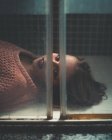 Mulher deitada na pia do banheiro — Fotografia de Stock