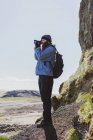 Hombre tomando fotos del paisaje de Islandia - foto de stock