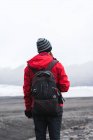 Uomo in piedi sulle montagne — Foto stock