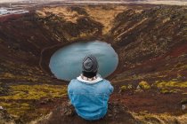 Человек смотрит на маленькое озеро — стоковое фото