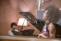 Femme chantant en studio d'enregistrement — Photo de stock