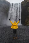 Вид сзади на человека возле водопада — стоковое фото