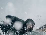 Человек-серфинг в океане — стоковое фото