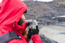 Mann nutzt Smartphone in der Natur — Stockfoto