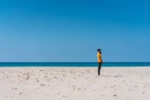 Homme debout sur la plage de sable — Photo de stock