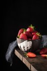 Cuenco de fresas maduras - foto de stock
