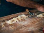 Ravioli crudi su tavola di legno — Foto stock