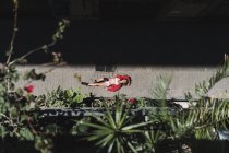 Женщина лежит на тротуаре — стоковое фото