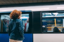Mujer de pie en el metro - foto de stock