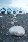 Маленькие белые домики на каменистой земле — стоковое фото