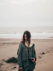 Mulher de pé na costa oceânica — Fotografia de Stock