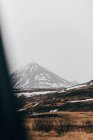 Сніговий туманний пік гори — стокове фото