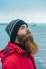 Uomo barbuto in piedi in mare — Foto stock