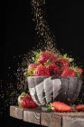 Krümel fallen auf Schüssel mit Erdbeere — Stockfoto