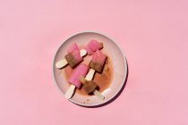 Popsicles fondues couchées dans un bol — Photo de stock