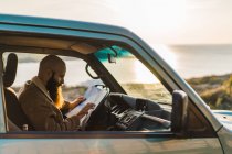 Homme lisant la carte en voiture — Photo de stock