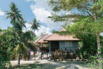 Pequeña casa en maderas tropicales - foto de stock