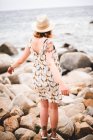 Mulher em pé à beira-mar — Fotografia de Stock