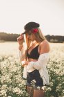 Mujer de pie en el campo al atardecer - foto de stock