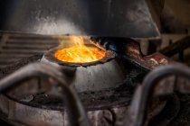 Vista delle colture del forno da fabbro con un fuoco ardente nella fabbrica di colata di metallo — Foto stock