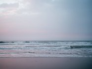 Хвилястий океан в похмурий день — стокове фото