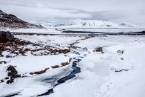 Снежный скалистый пейзаж — стоковое фото