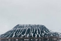Ruhiges Seewasser und felsiger Berg — Stockfoto