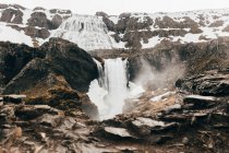Wasserfall fließt zwischen Felsen — Stockfoto