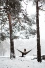 Femme assise dans un hamac en hiver — Photo de stock