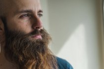 Продуманий бородатого мужчини — стокове фото