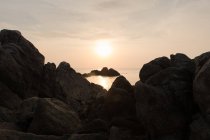 Захід сонця над скелястим узбережжям — стокове фото