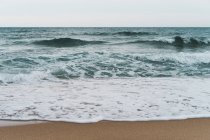 Océano azul ondulado y surf - foto de stock