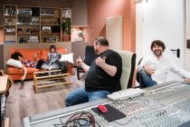 Directeurs sonores travaillant en studio d'enregistrement — Photo de stock