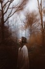 Frau steht im Wald — Stockfoto