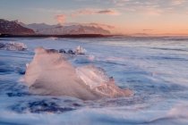 Cristalli di ghiaccio sulla costa in serata — Foto stock