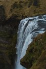 Величезний водоспад і скелі — стокове фото