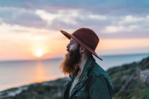 Продуманий бородатий чоловік стоїть на узбережжі — стокове фото