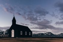 Igreja preta com janelas e portas brancas — Fotografia de Stock