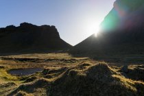 Sol que brilla entre montañas - foto de stock