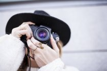 Mulher focando com câmera — Fotografia de Stock
