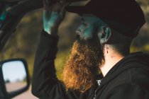 Mann hält während Autofahrt — Stockfoto