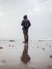 Homem em pé no oceano calmo — Fotografia de Stock