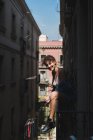 Женщина сидит на балконе перила — стоковое фото