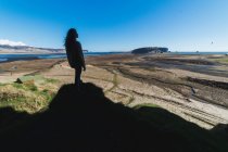 Silhouette einer Frau, die die Landschaft betrachtet — Stockfoto