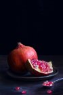 Frische ganze und halbierte Granatäpfel — Stockfoto
